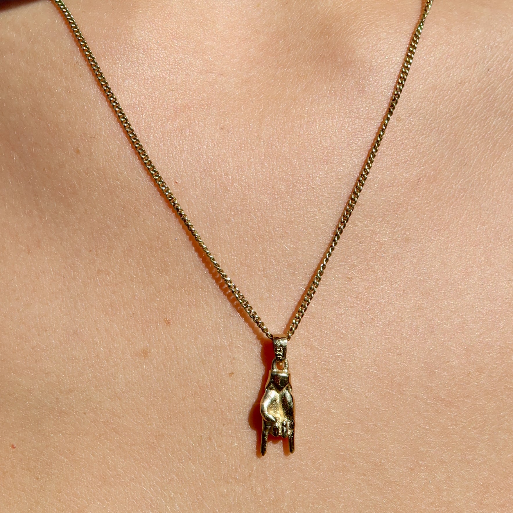 9CT GOLD ITALIAN HAND PENDANT