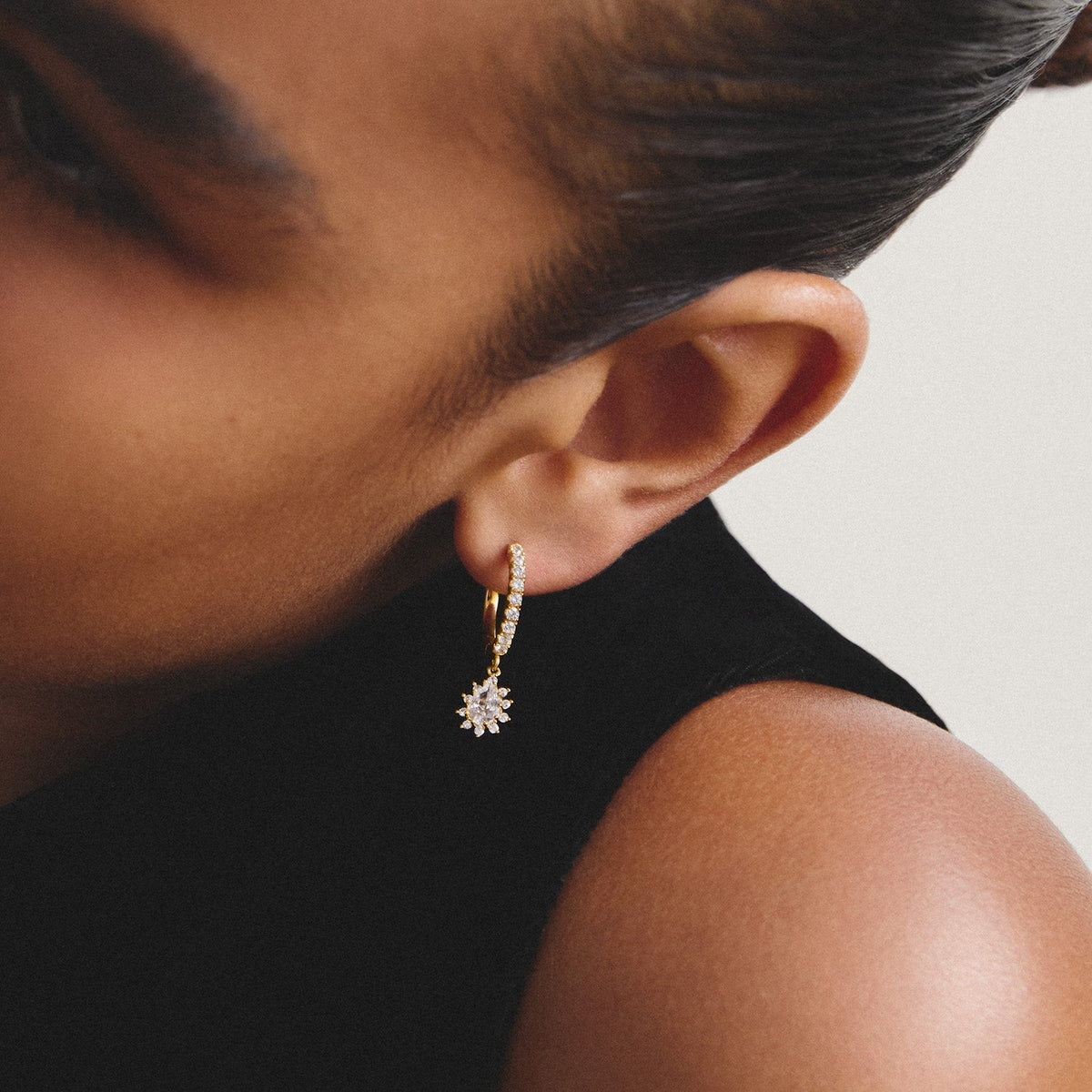Hoop earrings with zirconia in teardrop shape