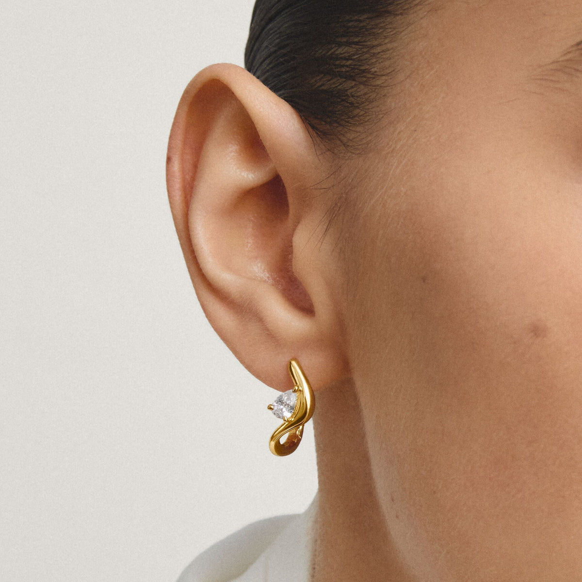 Hoop earrings with zirconia in teardrop shape