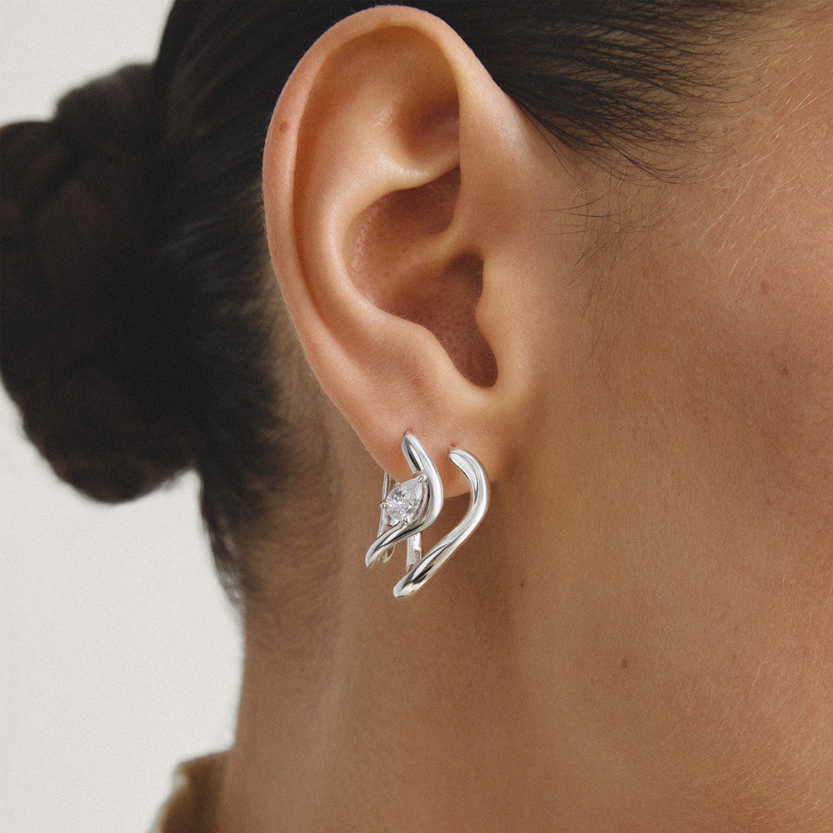 Hoop earrings wave-shaped