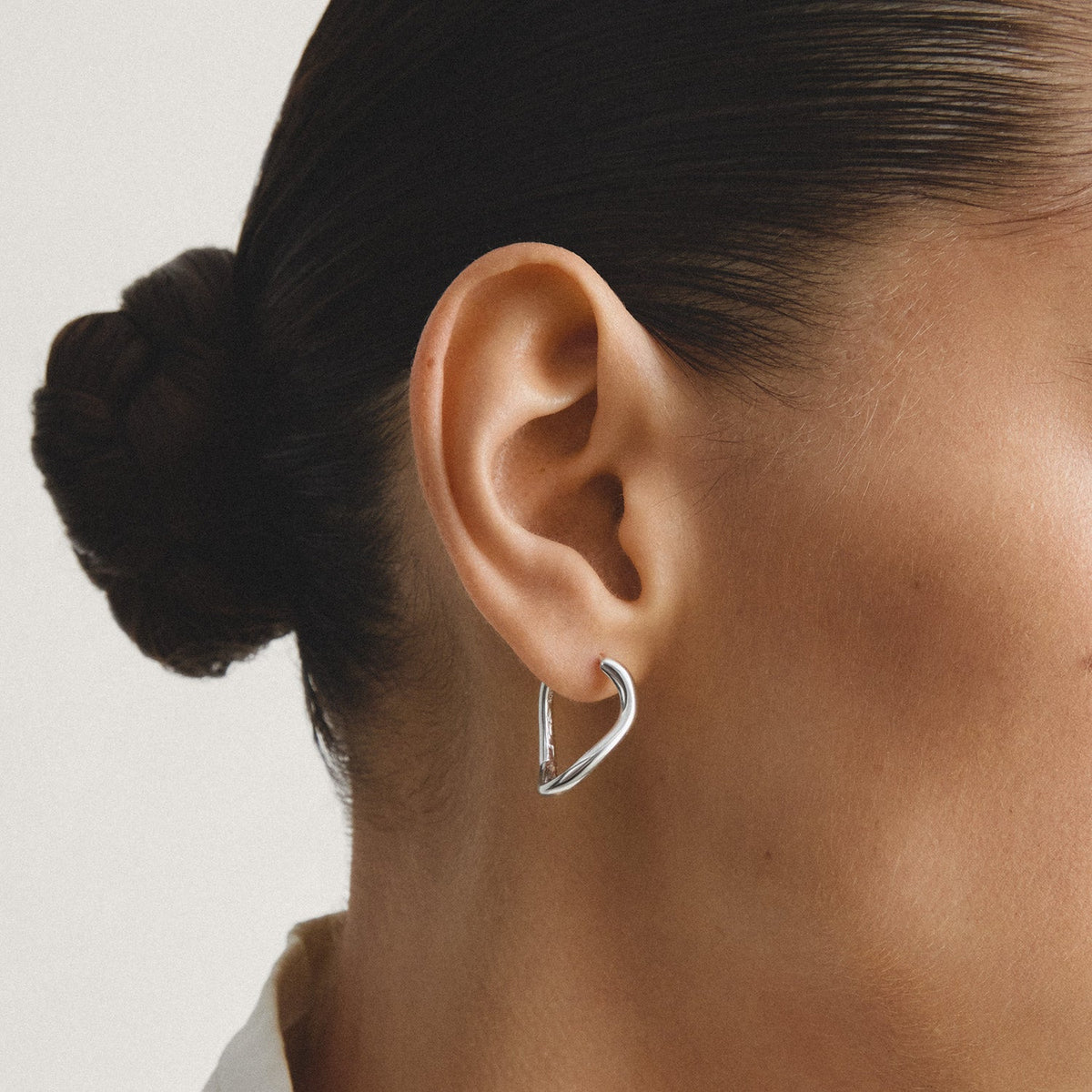 Hoop earrings wave-shaped