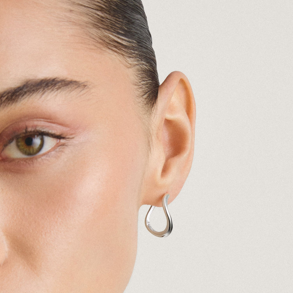 Hoop earrings wave-shaped