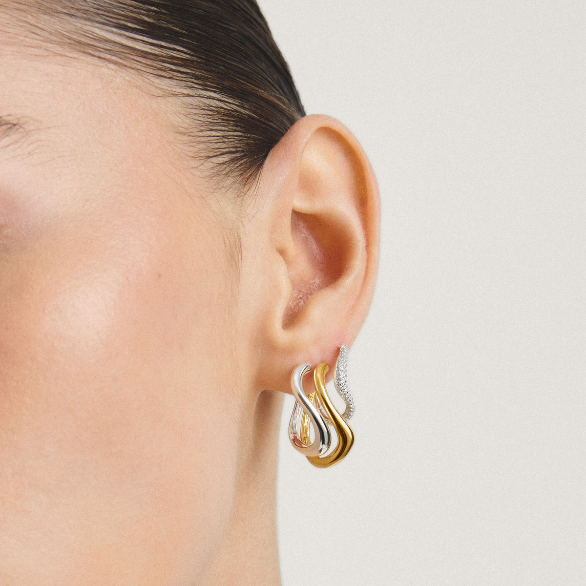 Wavy hoop earrings with zirconia