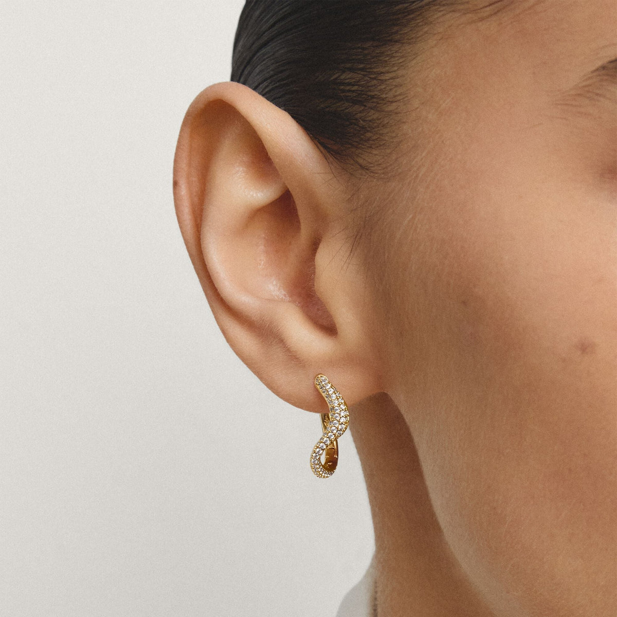 Hoop earrings with zirconia