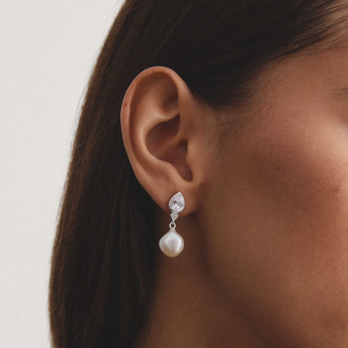 Earrings pearl with zirconia in teardrop shape