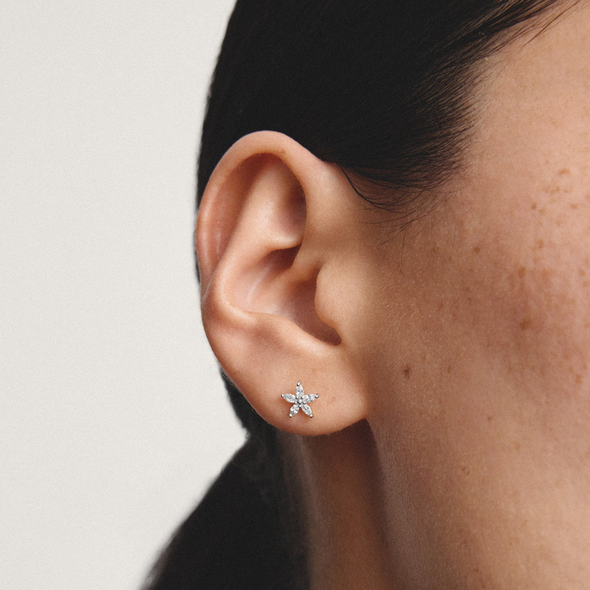 Stud earrings flower with zirconia