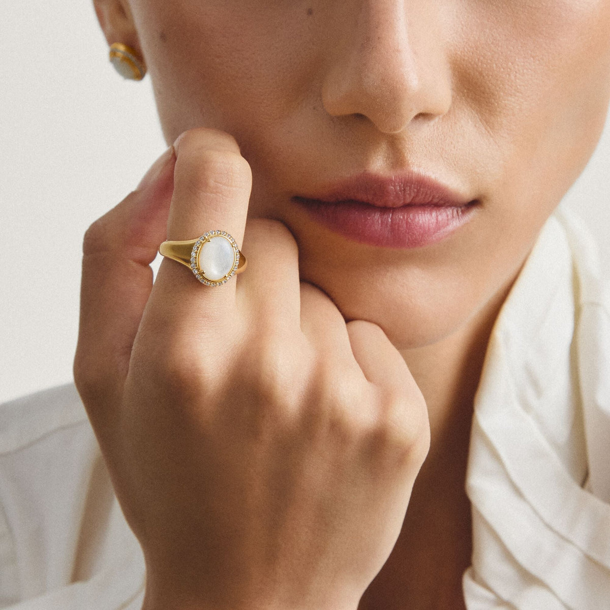 Halo ring with mother-of-pearl and zirconia