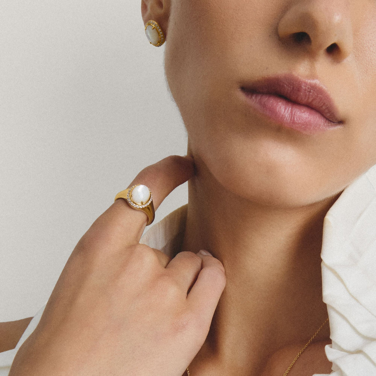Halo ring with mother-of-pearl and zirconia