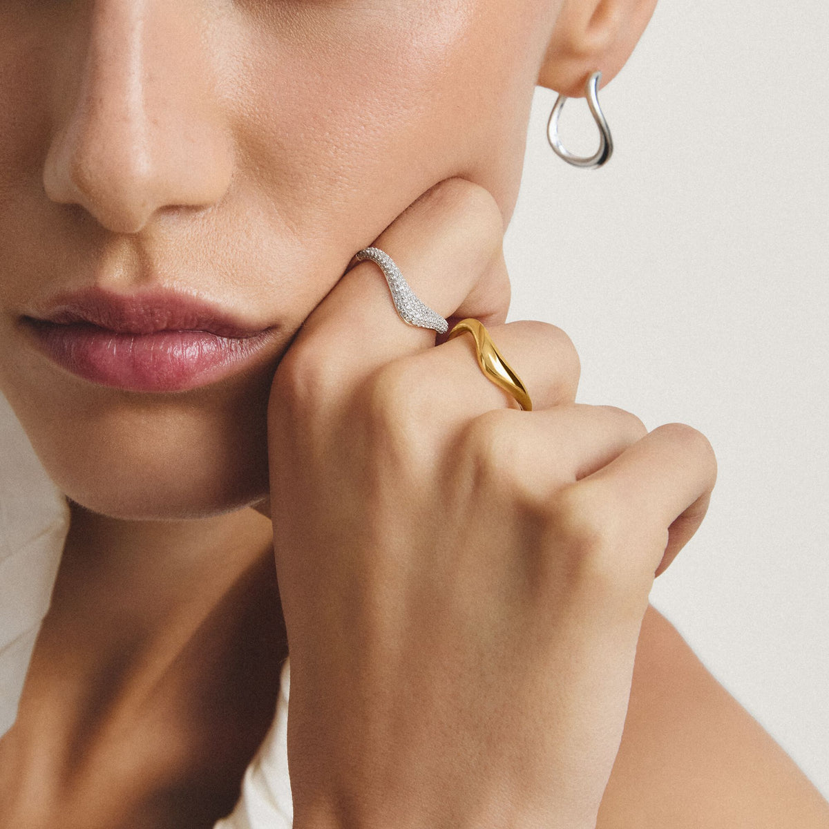 Ring with zirconia in wave shape