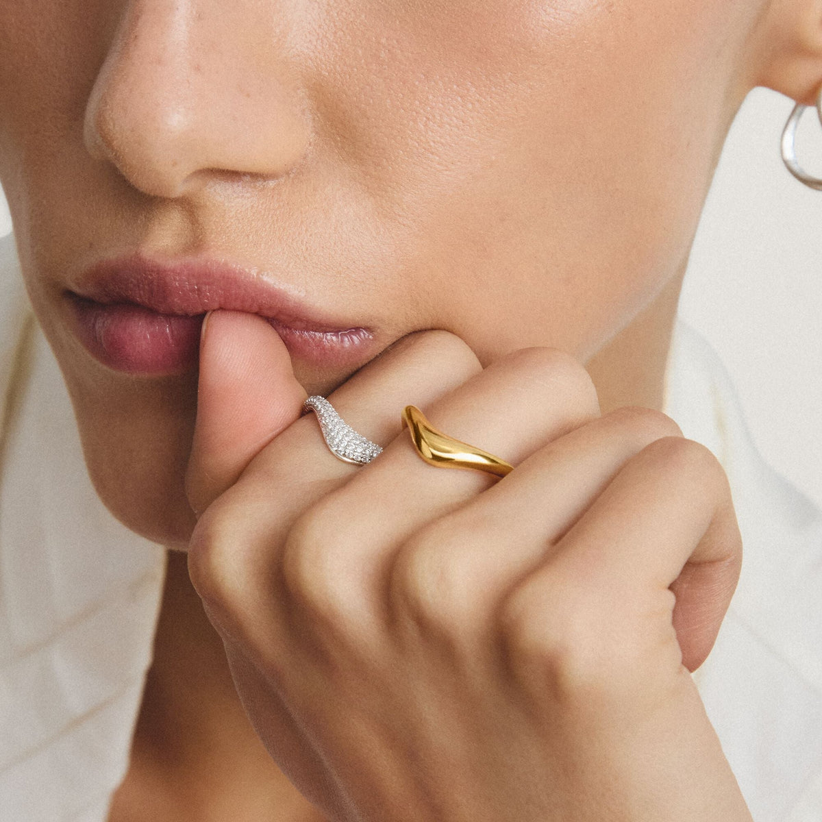 Ring with zirconia in wave shape